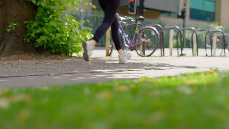 Nahaufnahme-Einer-Frau-In-Trainingsschuhen-Beim-Joggen-Auf-Einem-Pfad-Im-Stadtpark-1