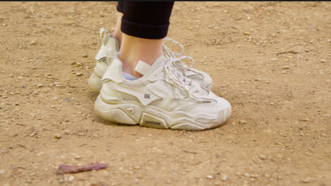 Vista-Lateral-De-Cerca-De-Una-Mujer-Que-Usa-Zapatillas-De-Entrenamiento-Y-Hace-Ejercicio-Corriendo-Por-Un-Sendero-En-El-Parque-De-La-Ciudad