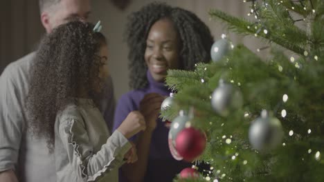 Familie-Weihnachtsbaum-Schmücken-1