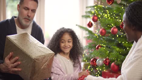 Familie-Unter-Baum-Zu-Weihnachten