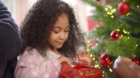 Mcu-Des-Kindes,-Das-Weihnachtsgeschenk-öffnet