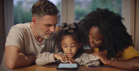 Familie-Mit-Einem-Touchscreen-Tablet