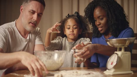 Familia-haciendo-galletas