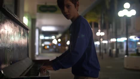 Kleiner-Junge-Spielt-Klavier-In-Der-Straße