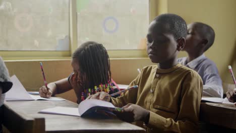 Junge-Afrikanische-Schulkinder-In-Der-Klasse