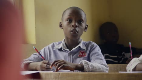 Junger-Afrikanischer-Junge-Im-Klassenzimmer