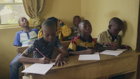 Nigerianische-Kinder-Im-Klassenzimmer-02