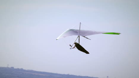 Drachenflieger-über-Vororten-Fliegen