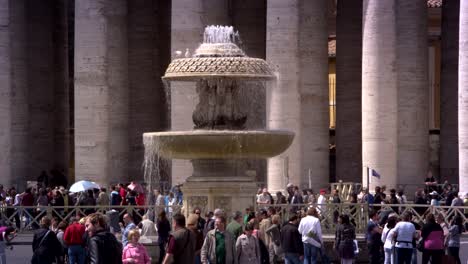 Fuente-en-la-Plaza-de-San-Pedro-Roma