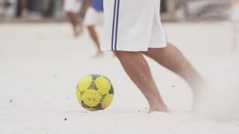 Strandfußball-Spielen-02