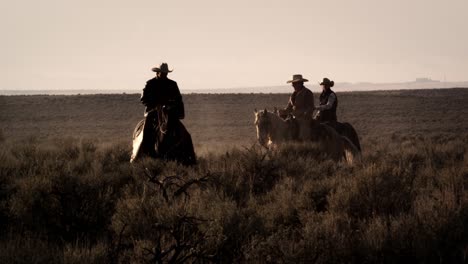 Ganaderos-a-caballo-al-atardecer-03