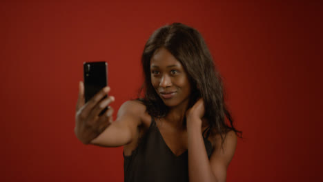 Mujer-joven-toma-un-selfie-en-el-teléfono