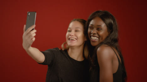 Junge-Frauen-Machen-Ein-Selfie-Am-Telefon