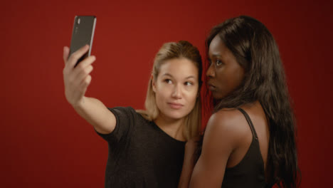 Las-mujeres-jóvenes-hacen-pucheros-y-se-toman-selfies