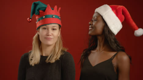 Dos-mujeres-se-ponen-sombreros-festivos