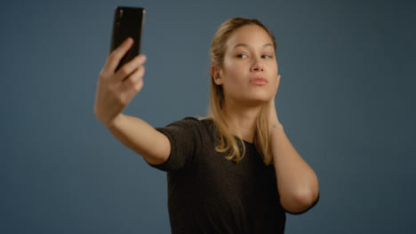 Mujer-tomar-selfies-en-teléfono