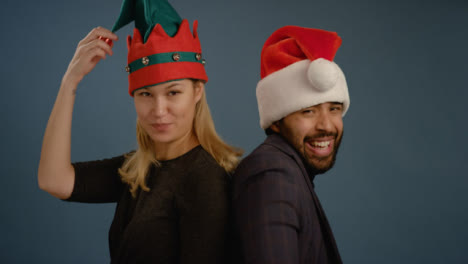 Una-pareja-se-divierte-con-sombreros-festivos