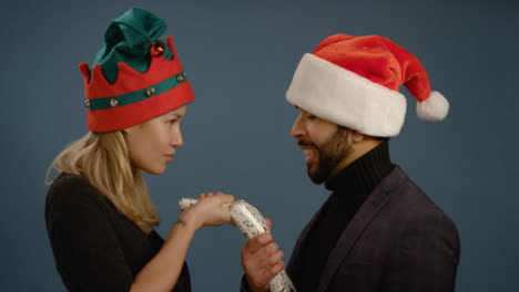 Couple-Pull-a-Christmas-Cracker