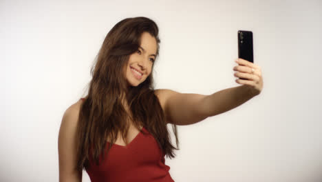 Lächelnde-Frau-Macht-Selfie