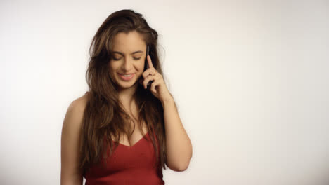 Smiling-Woman-Talks-on-Teléfono