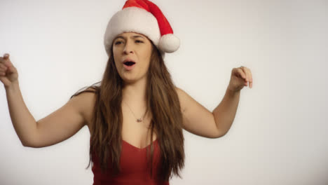 Frau-Mit-Weihnachtsmütze-Singt-In-Die-Kamera