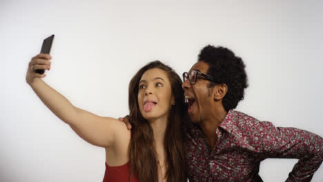 Fun-Couple-Take-a-Selfie-en-el-teléfono