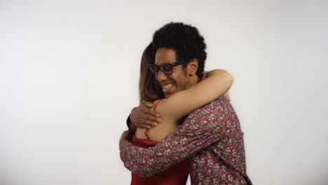 Laughing-Couple-Embrace-en-un-abrazo