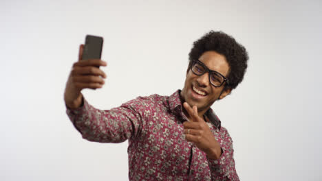 Young-Man-Take-Selfies-on-Teléfono