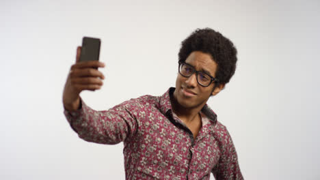 Junger-Mann-Macht-Selfie-Am-Telefon