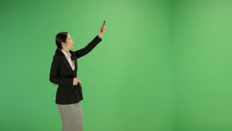 Angry-woman-trying-find-teléfono-signal-on-green-screen