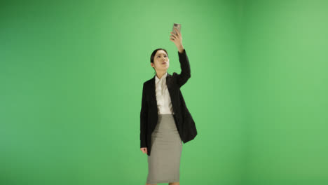 Woman-finding-phone-signal-on-green-screen