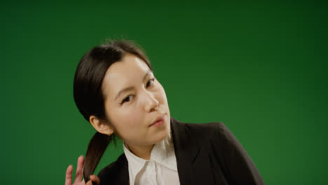 Portrait-of-Businesswoman-moving-her-hair-on-green-screen