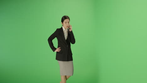 Ernsthafte-Geschäftsfrau-Telefoniert-Mit-Grünem-Bildschirm