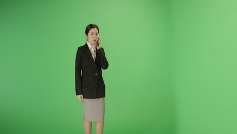 Ernsthafte-Geschäftsfrau-Anrufbeantworter-Auf-Grünem-Bildschirm