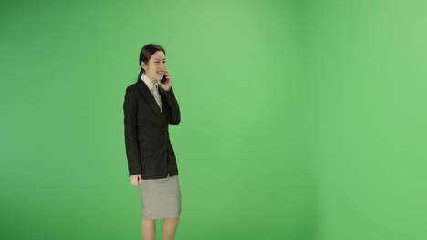 Glückliche-Geschäftsfrau,-Die-Auf-Grünem-Bildschirm-Telefoniert
