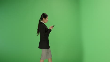 Geschäftsfrau-SMS-Beim-Gehen-Auf-Grünem-Bildschirm