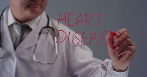 Médico-Escribiendo-Término-Enfermedad-Cardíaca