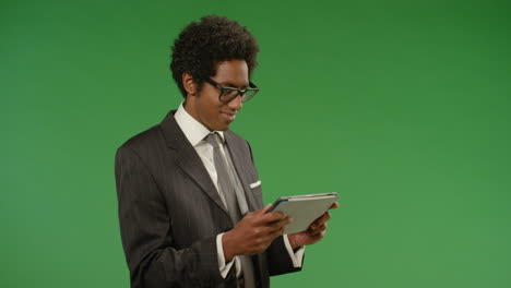 Hombre-de-negocios-usando-tableta-en-pantalla-verde