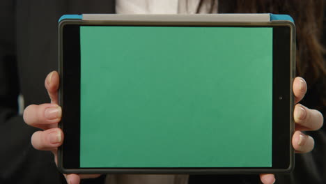 Frau-Hält-Tablet-Mit-Grünem-Bildschirm-In-Die-Kamera