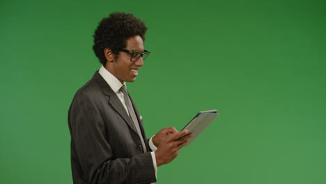 Hombre-de-negocios-feliz-usa-tableta-en-pantalla-verde