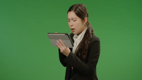 Besorgte-Geschäftsfrau-Benutzt-Tablet-Auf-Grünem-Bildschirm