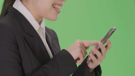 Empresaria-sonriente-de-CU-usando-el-teléfono-con-pantalla-verde