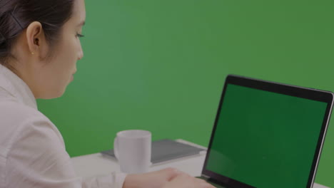 Cu-Frau-Tippt-Auf-Laptop-Auf-Grünem-Bildschirm
