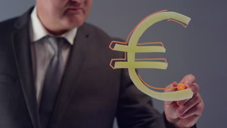 Geschäftsmann-Zeichnet-€-Symbol