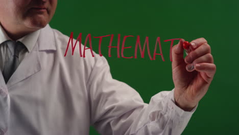 Hombre-escribiendo-Word-Mathematics-&#39;en-pantalla-verde