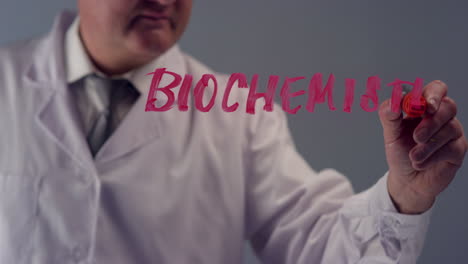 Wissenschaftler-Schreiben-Das-Wort-Biochemie