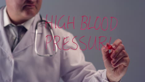 Arzt-Schreibt-Begriff-Bluthochdruck