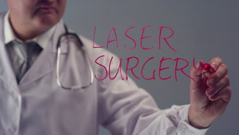 Doctor-escribiendo-el-término-cirugía-láser