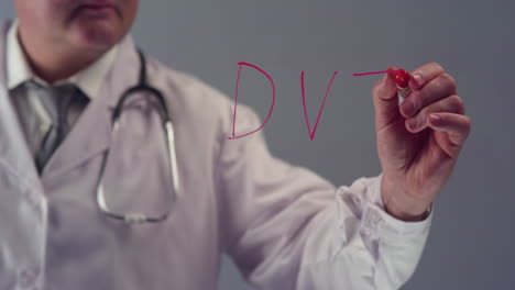 Doctor-escribiendo-el-término-DVT