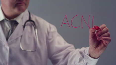 Doctor-escribiendo-la-palabra-acné